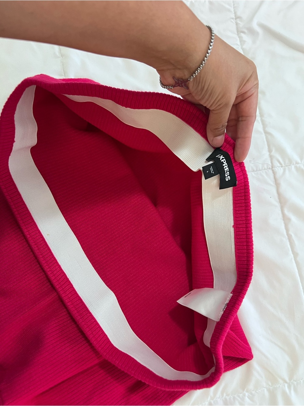 Express hot pink features ribbed knit texture and a flared ruffle skirt size L - Picture 8 of 9